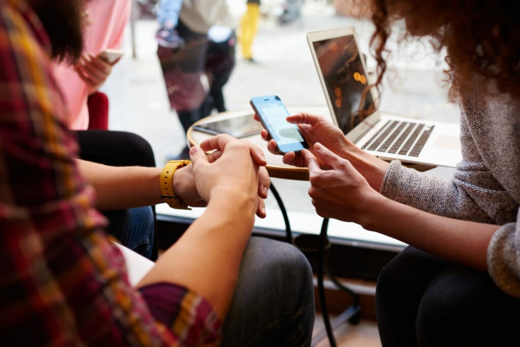 Week van de Mediawijsheid - mensen op telefoon en laptop